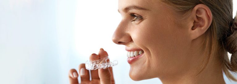 Patiente souriante après un traitement Invisalign Terrebonne à la Clinique Dentaire Orozen