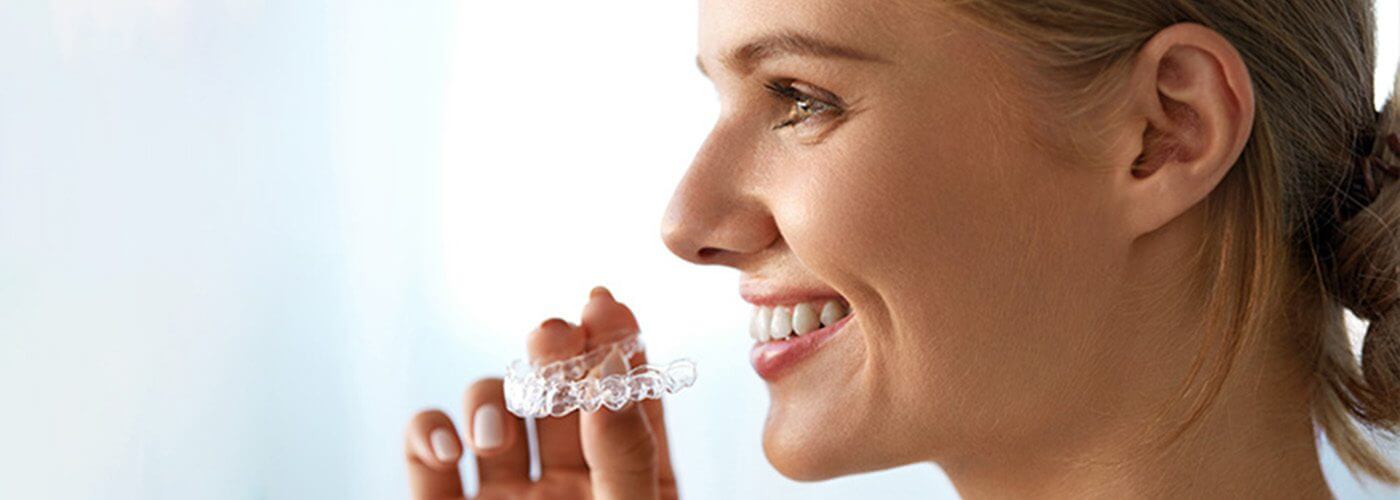Patiente souriante après un traitement Invisalign Terrebonne à la Clinique Dentaire Orozen